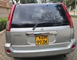 Nissan X-Trail 2004 Dhahabu - 2