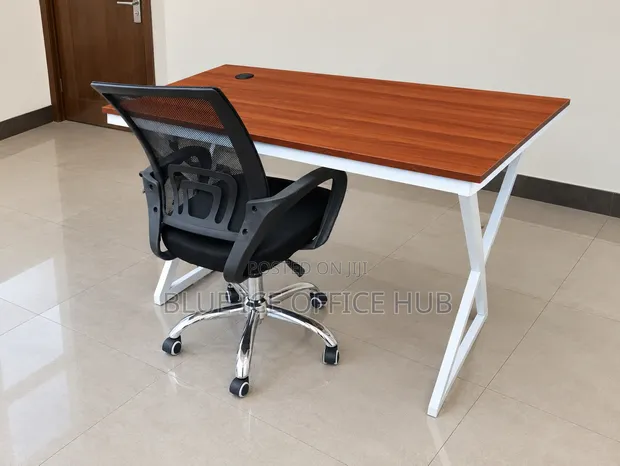 Kikombe cha Ofisi cha Brown na Fremu Nyeupe na Kiti cha Mesh - 1