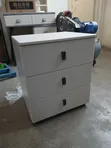 Kaba 4-Drawer Metal Filing Nyeupe na Vifundo Vyeusi - 1