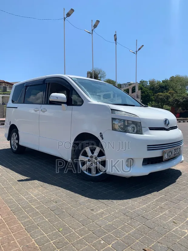 Toyota Voxy 2010 Nyeupe - 1