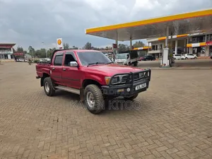 Toyota Hilux Double Cab 1984 Maroon