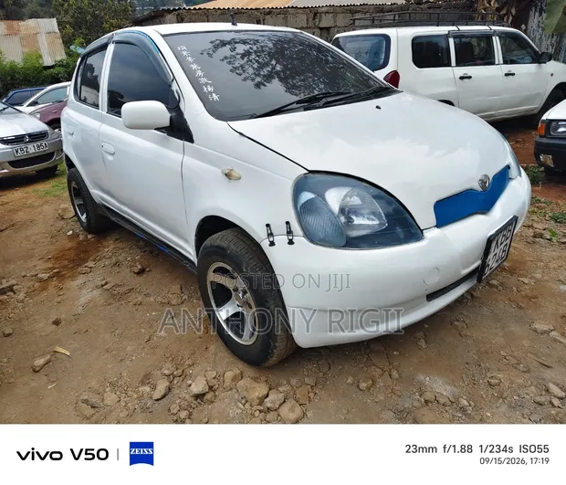 Toyota Vitz 1.3 FWD 5dr Hatchback 2001 Nyeupe - 1