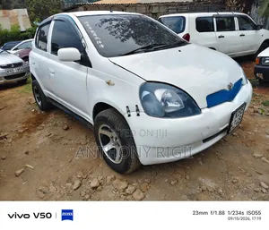 Toyota Vitz 1.3 FWD 5dr Hatchback 2001 Nyeupe