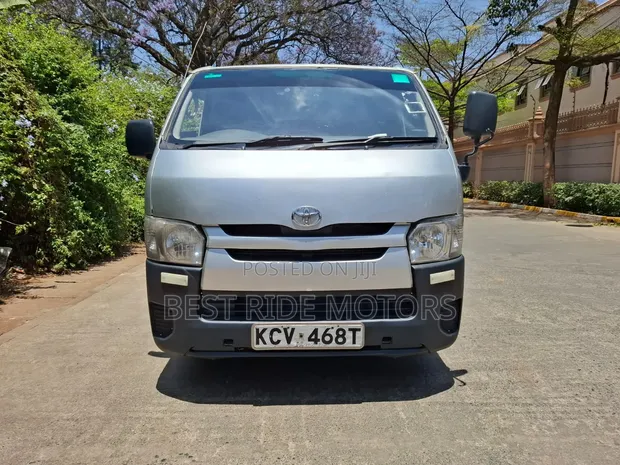 Toyota HiAce 2012 Nyeupe - 1