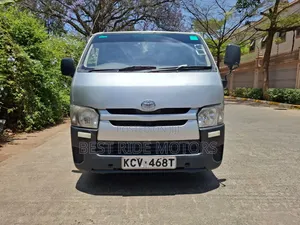 Toyota HiAce 2012 Nyeupe