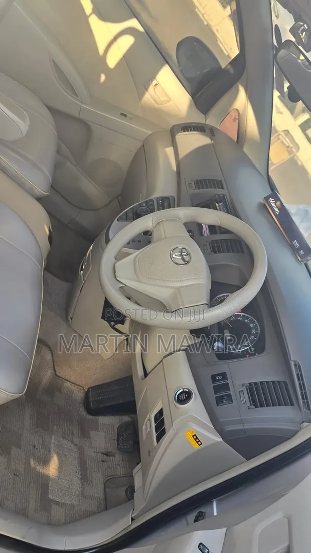 Toyota Isis 2014 Silver - 1
