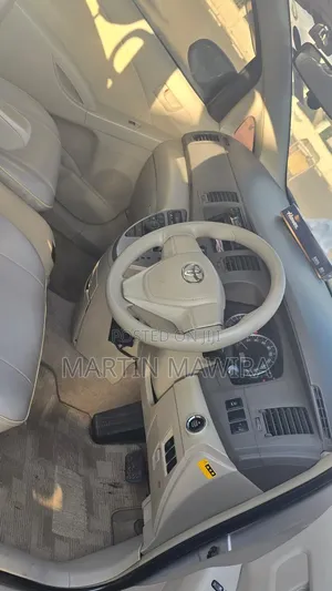 Toyota Isis 2014 Silver