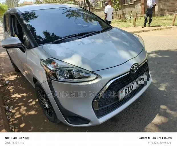 Toyota Sienta 2019 Silver - 1