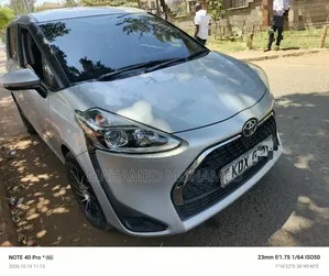Toyota Sienta 2019 Silver