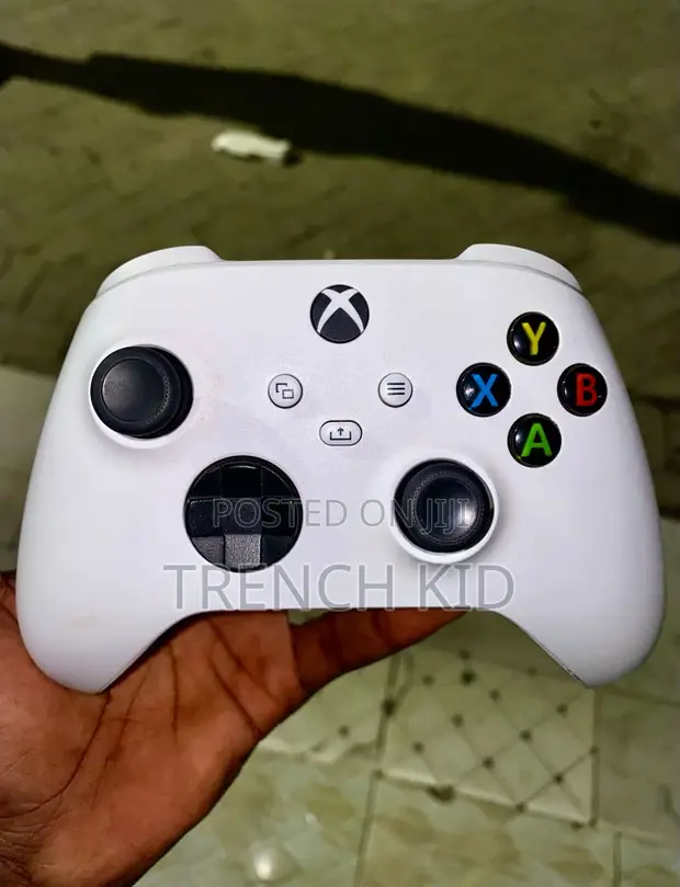 Kidhibiti cha Xbox Series X - 1