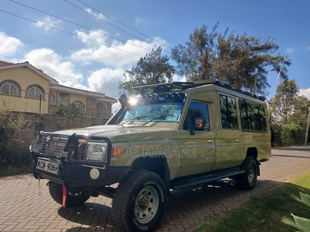 2013 Toyota Land Cruiser Safari Beige - 1