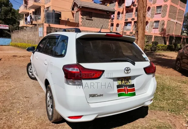 Toyota Corolla Fielder 2017 White - 1