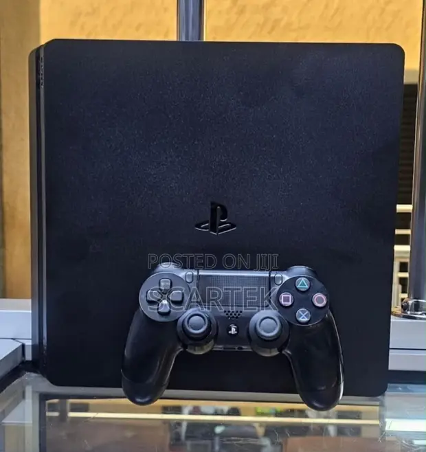 PS4 Slim Console Iliyochipwa na Pad 1 - 1
