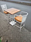 Set ya Viti Vyeupe vya Mgahawa na Meza ya Mahogany - 1