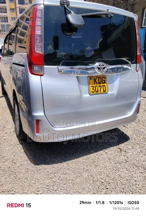 Toyota Noah 2015 Nyeupe