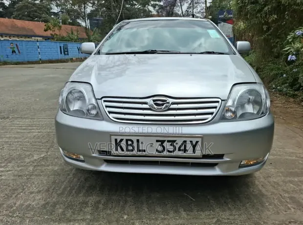 Toyota Corolla 2004 Silver - 1