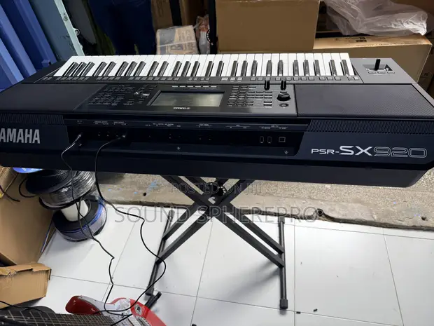 Yamaha SX920 61-Key Electronic Keyboard with Stand - 1