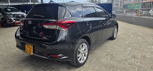 Toyota Auris 2017 Silver - 1