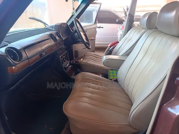 Mercedes-Benz E200 1985 Maroon - 1