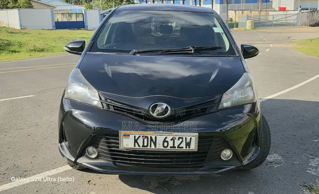 Toyota Vitz 1.3 FWD 5dr 2016 Nyeusi - 1