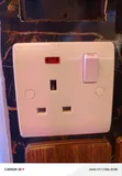 Imara 1-Gang 3-Hole Universal Wall Socket yenye Switch - 2