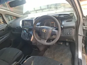 Toyota Wish 2011 Nyeupe