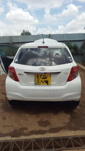 Toyota Vitz 2011 Nyeupe