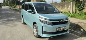 Toyota Voxy X 2WD 7-Seater 2017 Kijani