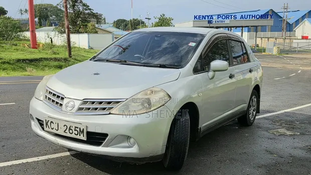 Nissan Tiida 1.5L 16V 2010 Silver - 1
