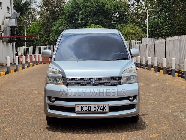 Toyota Voxy X 2WD 8-Seater 2006 Silver - 1