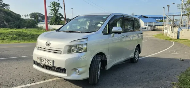 Toyota Voxy X 2WD 8-Seater 2011 Silver - 1