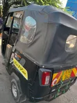 Piaggio 2025 Nyeusi Tatu-Wheeler - 3