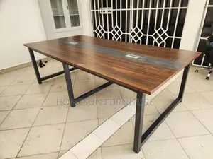 Meza ya Mikutano ya Kisasa ya Walnut na Miguu ya Chuma Nyeusi