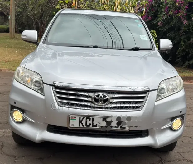 Toyota Vanguard 2011 Silver - 1