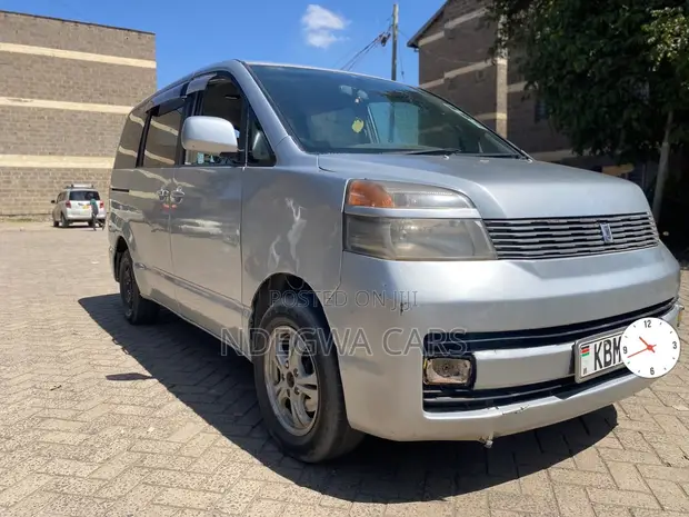 Toyota Voxy X 2WD 8-Seater 2004 Silver - 1