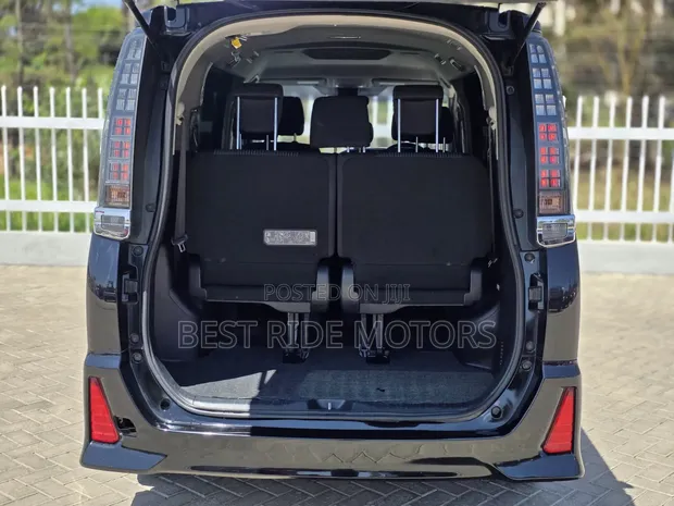 Toyota Voxy 2016 Nyeusi - 1