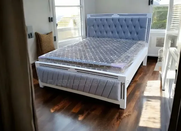 Kitanda cha Queen Size chenye Kitambaa cha Grey na Mgongo Uliopambwa - 1