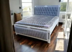Kitanda cha Queen Size chenye Kitambaa cha Grey na Mgongo Uliopambwa