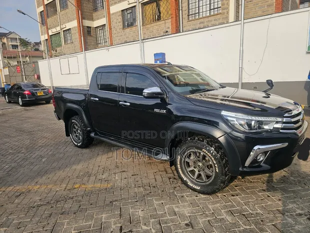 Toyota Hilux SR 4x4 2017 Black - 1