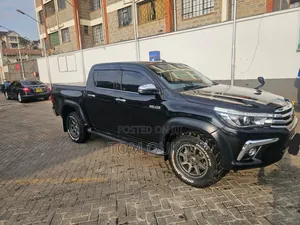 Toyota Hilux SR 4x4 2017 Nyeusi