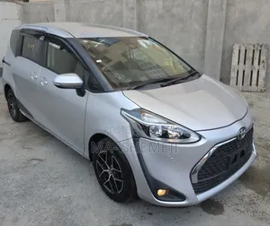 Toyota Sienta 1.5 FWD Minivan 2019 Silver
