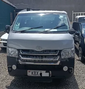 Toyota HiAce 2006 Nyeupe