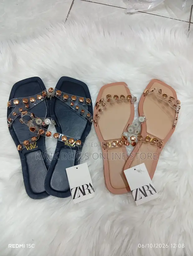 Sandals za Wanawake Zenye Studs na Mikanda ya Uwazi - Nyeusi na Nude - 1