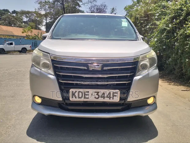 Toyota Noah 2015 Silver - 1