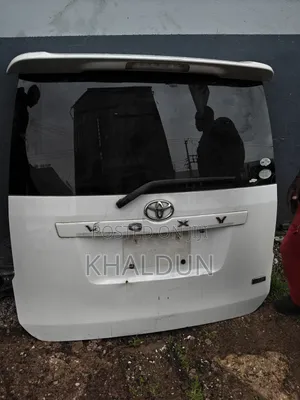 Boot ya Tailgate ya Toyota Voxy ZR70 na Spoiler