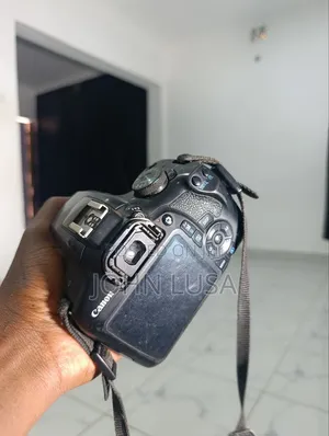 Canon EOS 2000D Kamera ya DSLR