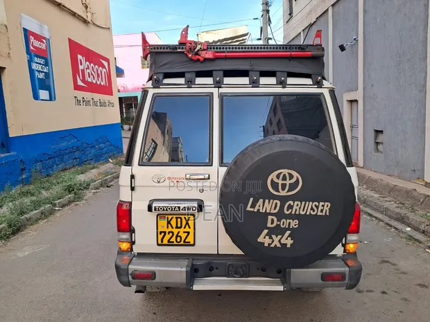 Toyota Land Cruiser 2012 White - 1