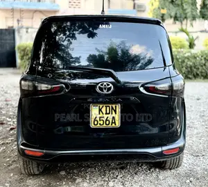 Toyota Sienta 2016 Nyeusi