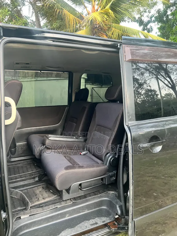 Nissan Serena 2011 Nyeusi - 1