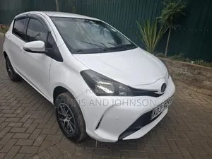 Toyota Vitz 2015 Nyeupe